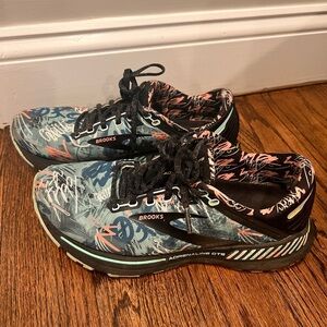 Women’s brooks running shoes - used